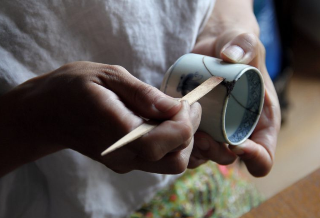 Nghệ thuật Kintsugi – từ những vết nứt đến vẻ đẹp độc đáo