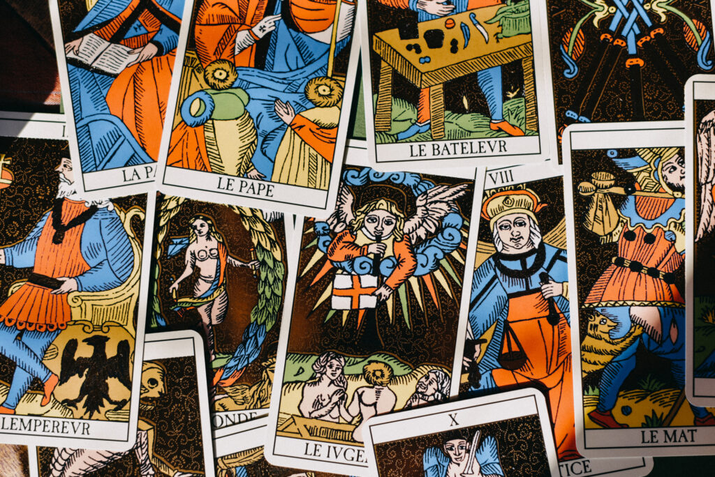 Những lá bài Tarot hay nghệ thuật kể chuyện bằng hình ảnh?