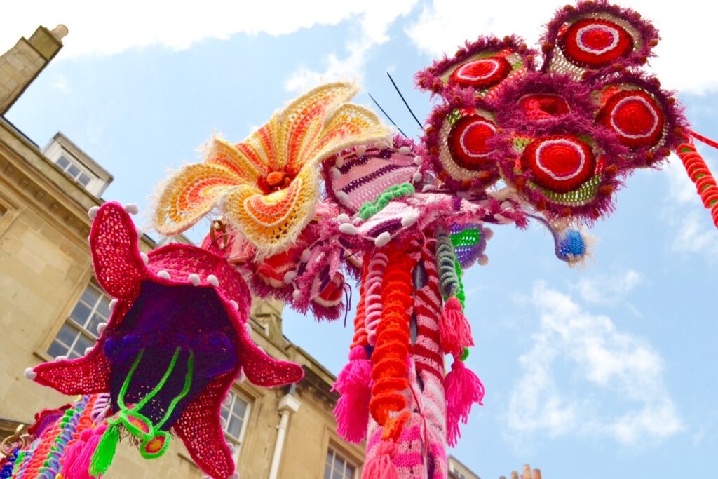 Yarn Bombing: Nghệ thuật đan móc len đường phố