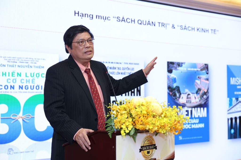 Ông Trần Hữu Phúc Tiến là đồng chủ biên của cuốn sách đạt giải Kinh tế xúc động phát biểu.