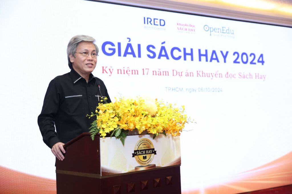 Nhà hoạt động giáo dục Giản Tư Trung, Thành viên Hội đồng Trao giải, Trưởng Ban Tổ chức Giải Sách Hay phát biểu khai mạc.