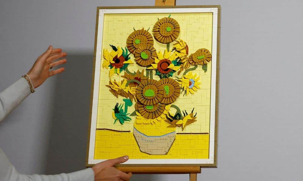 Bộ Lego ‘Hoa Hướng Dương’ chính thức lên kệ 2 Bảo tàng Van Gogh tại Hà Lan trưng bày phiên bản tranh ‘Hoa Hướng Dương’ của Van Gogh được tái hiện bằng LEGO. Ảnh: Reuters