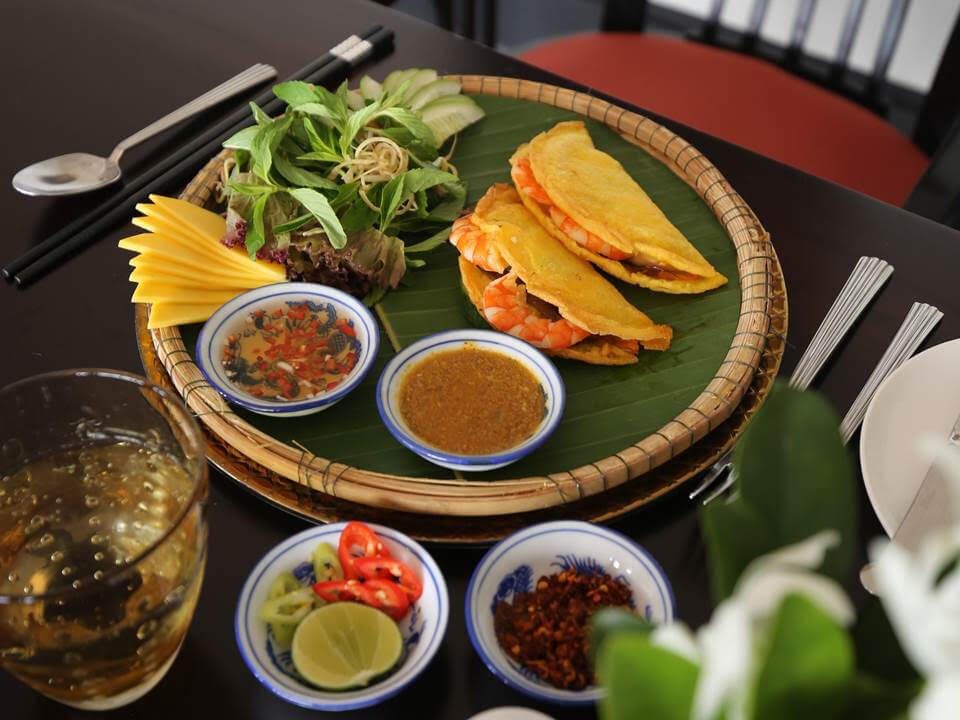 Ẩm thực bản địa trong nhịp bước lữ hành 3 Bánh Khoái giòn rụm thơm lừng tại Azerai La Residence Huế