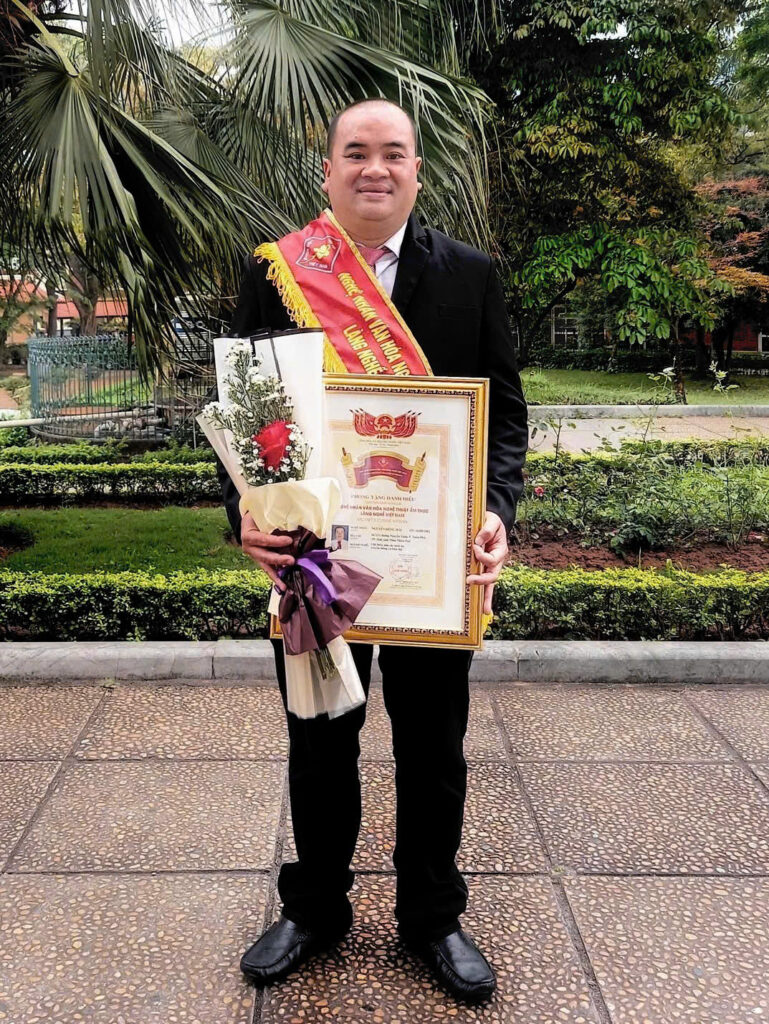 Nguyễn Đông Hải - Người đưa tinh hoa ẩm thực Huế vươn tầm thế giới 5 Bếp trưởng Nguyễn Đông Hải của khách sạn Azerai La Residence Huế vừa được phong tặng danh hiệu “Nghệ Nhân Văn Hóa Nghệ Thuật Ẩm Thực Làng Nghề Việt Nam”