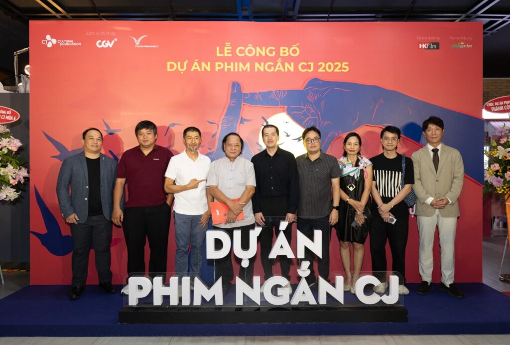 Chủ tịch Hội Điện ảnh Việt Nam, PGS.TS Đỗ Lệnh Hùng Tú (thứ 4 từ trái qua) cùng Hội đồng thẩm định của chương trình
