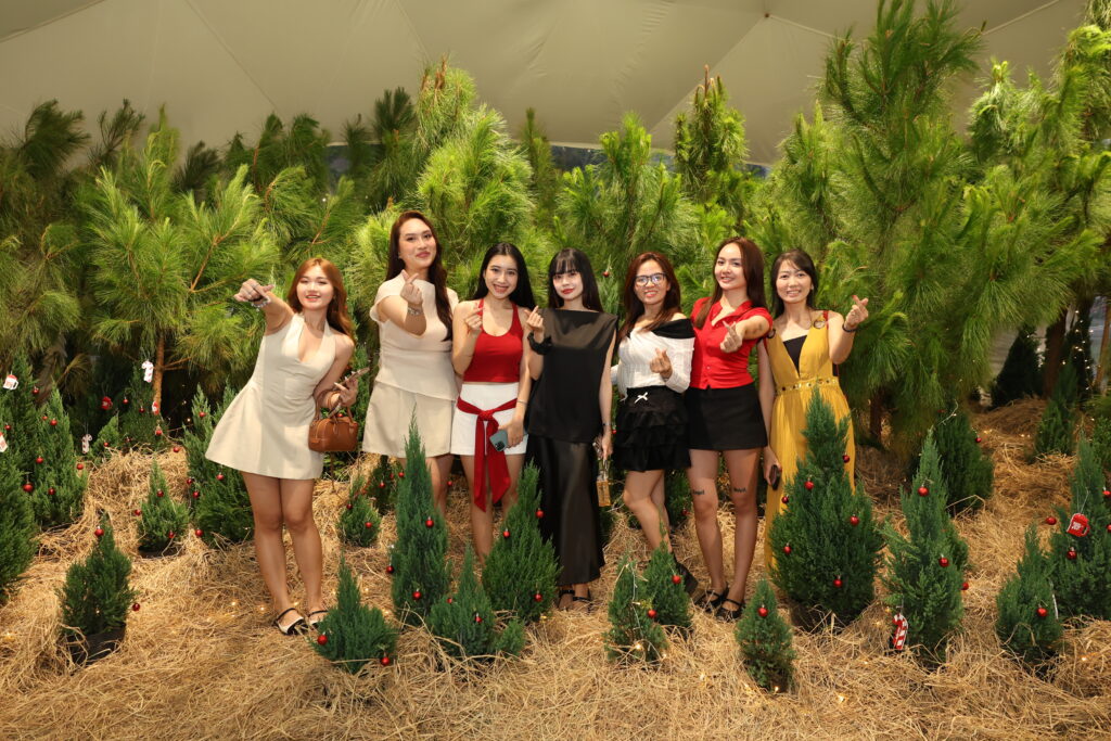 Merry Brew Festi: A vibrant Christmas experience at Global Fountain, The Global City 1 Young visitors eagerly check in at the real pine forest nestled right in the heart of Saigon.