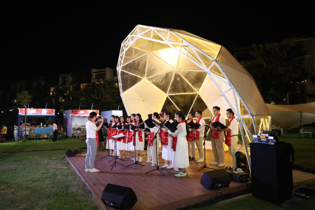 Merry Brew Festi: A vibrant Christmas experience at Global Fountain, The Global City 4 Sacred hymns echo through the Christmas night