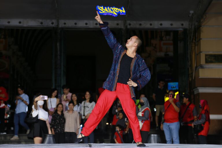 The audience was fully enjoying the artists’ performances.
