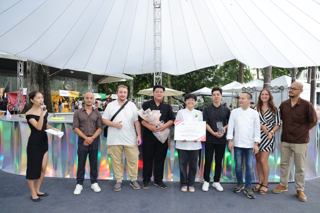 Judges presenting awards to the finalists of the artLIVE Pizza Championship (APC).

