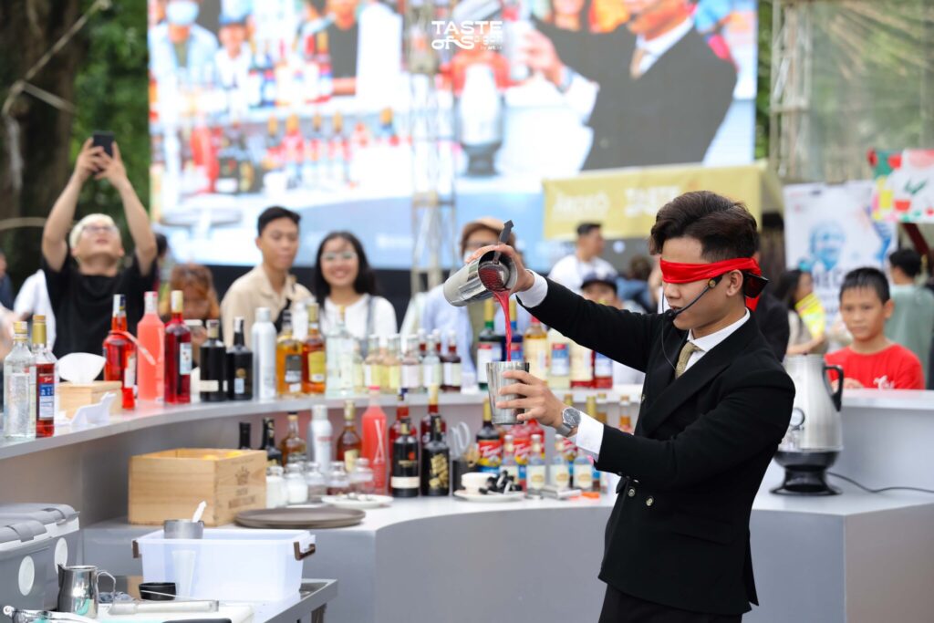 Huỳnh Ngọc Huy’s impressive blindfolded mixology performance