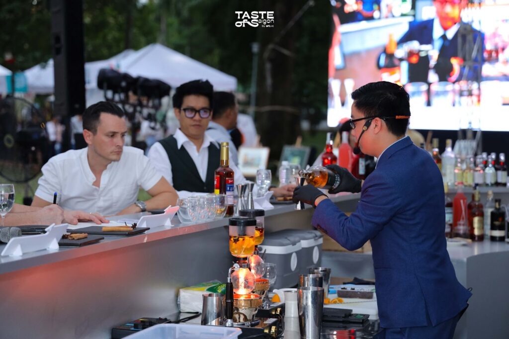 Văn Tuấn’s meticulous attention to detail was evident in every step.

