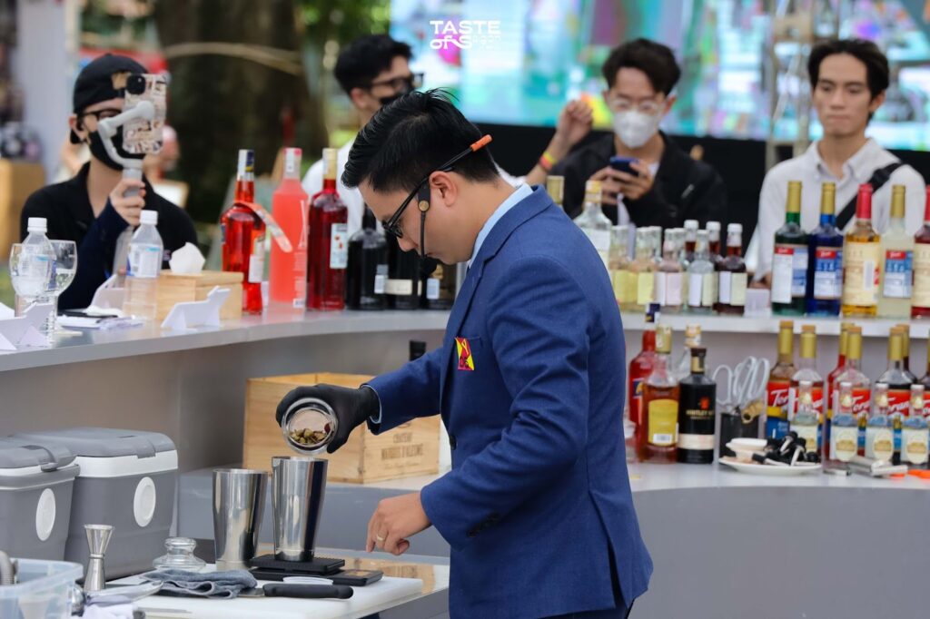Văn Tuấn crafted a rose cocktail with a sweetness reminiscent of love.

