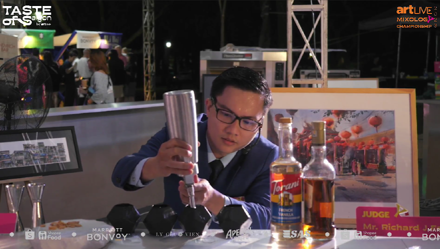 Văn Tuấn adds the finishing touch to his Steamed Banana Cake–inspired cocktail.

