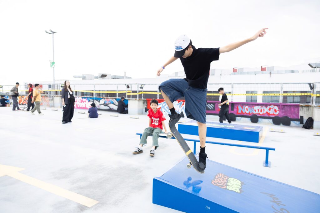 Các bạn trẻ được trải nghiệm không gian trượt ván, trượt patin và chơi BMX ngoài trời cực độc đáo ngay trên sân thượng của trung tâm thương mại