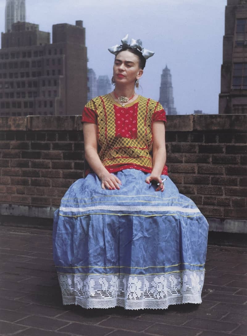 Cô thường mặc những chiếc váy dài để che đi phần cơ thể không lành lặn. Ảnh: fridakahlo.org