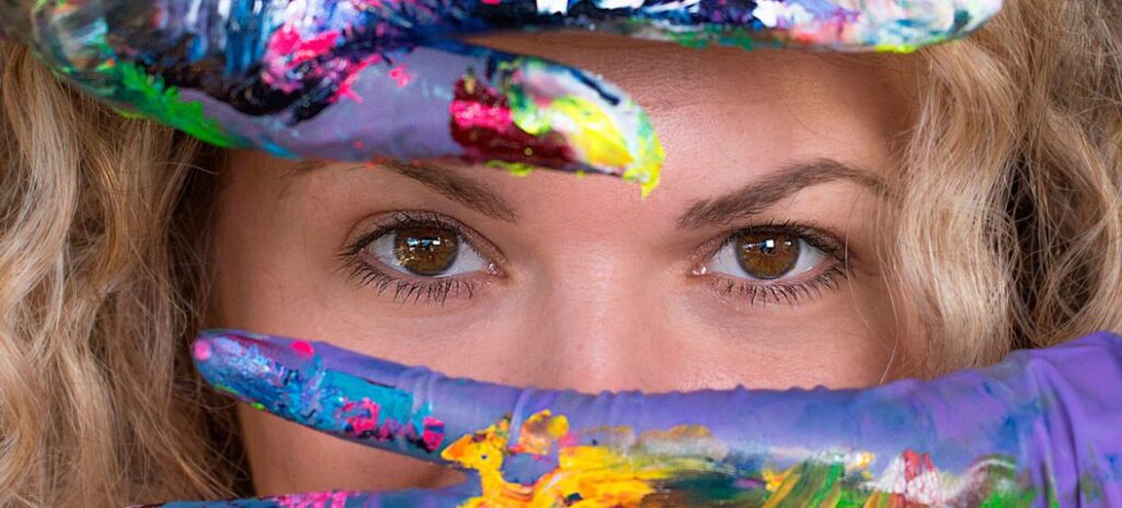 Artist Iris Scott - A woman who redefines the boundaries of traditional painting. Ảnh: wakamakalaka.com