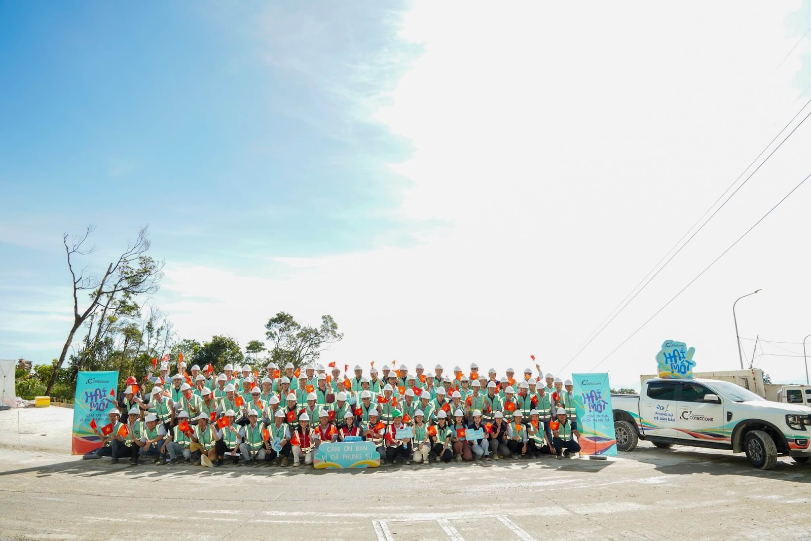 Những nụ cười như nắng sớm của anh em công nhân. Ảnh: Coteccons