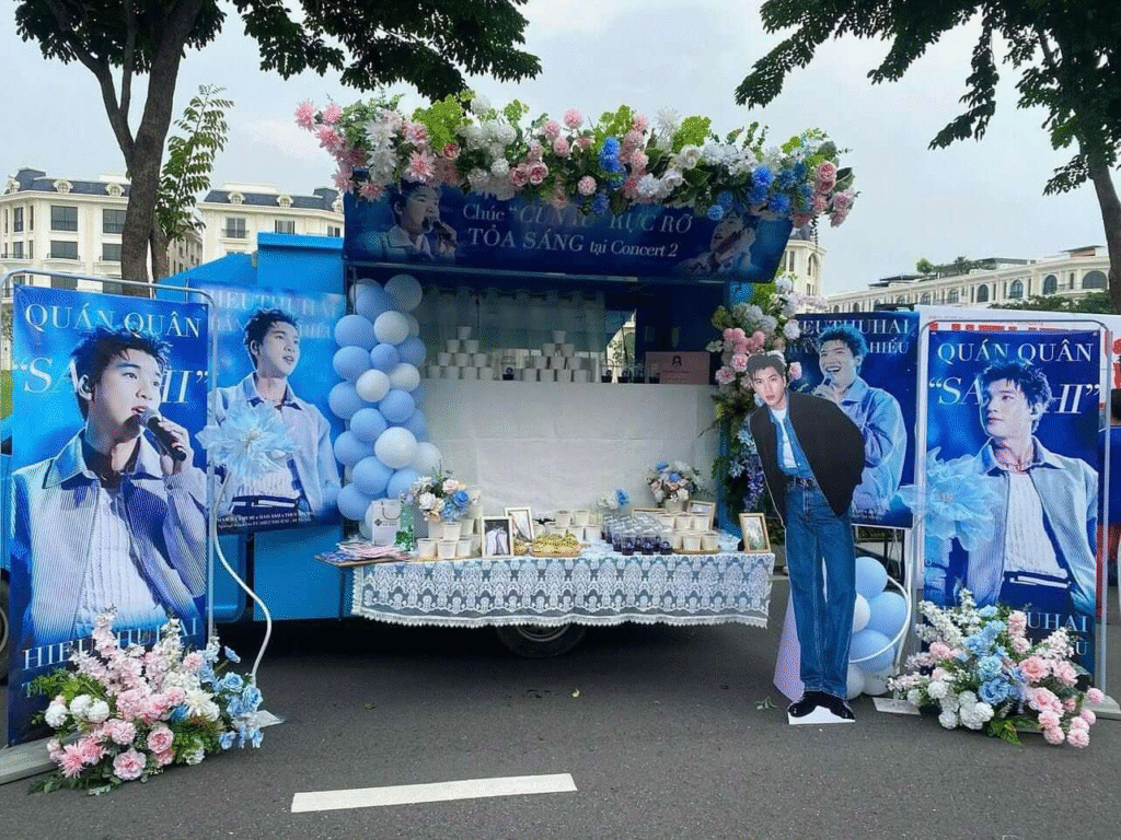 Food trucks lighting up the concert venue. Photo: beiuqh