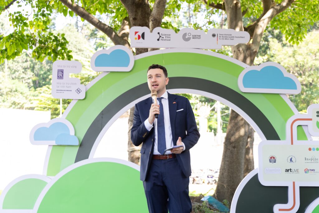 Science Fair 2025 chào đón hàng ngàn lượt khách tham dự 2 Ông Christopher Scholl - Phó lãnh sự, Tổng Lãnh sự quán Đức tại TP.HCM phát biểu lại buổi khai mạc Science Fair 2025