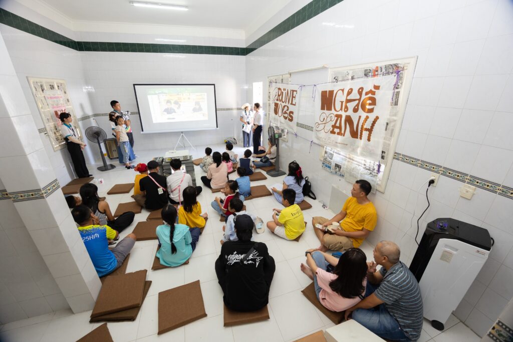 Science Fair 2025 chào đón hàng ngàn lượt khách tham dự 4 Các khán giả nhí chăm chú xem những bộ phim khoa học mang chủ đề Nghề Xanh