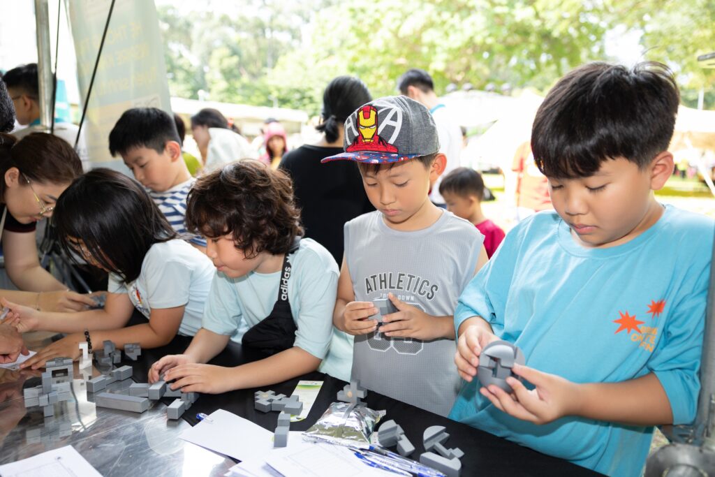 Science Fair 2025 chào đón hàng ngàn lượt khách tham dự 9 Những trò chơi tư duy toán học khiến nhiều bạn nhỏ say mê