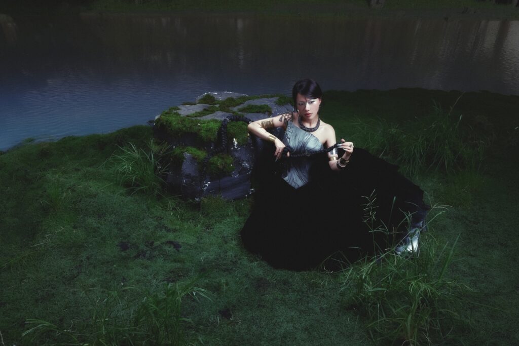Phùng Khánh Linh và hành trình tìm thấy chính mình trong ‘GIỮA MỘT VẠN NGƯỜI’ 2 Album đánh dấu cột mốc trưởng thành trong âm nhạc của nữ ca sĩ.