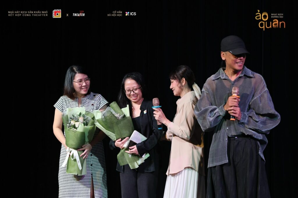 ‘Ảo Quan’ – A bold step by People’s Artist My Uyen and Chinh Ba 5 People’s Artist My Uyen presenting flowers to representatives of partner organizations supporting ‘Ảo Quan’