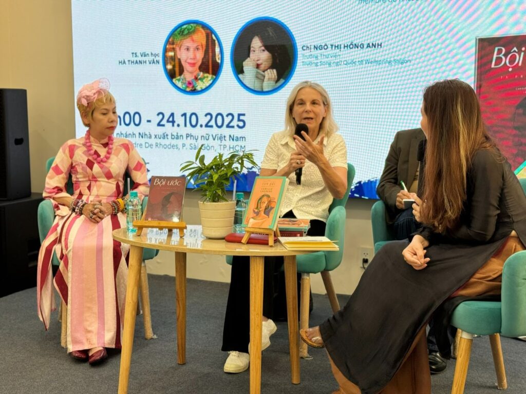 A life in search of truth – The french novelist Camille Laurens 4 Camille Laurens with Dr. Ha Thanh Van and Ms. Ngo Thi Hong Anh during the talk