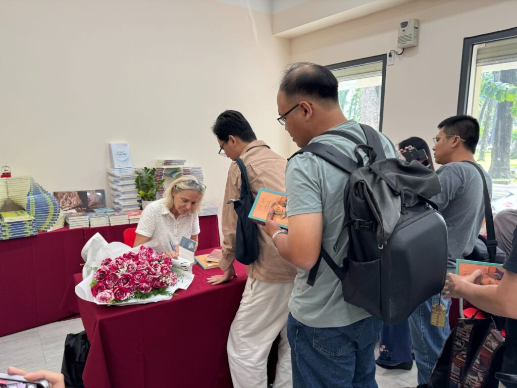 A life in search of truth – The french novelist Camille Laurens 6 Camille Laurens enthusiastically signing books for Vietnamese readers