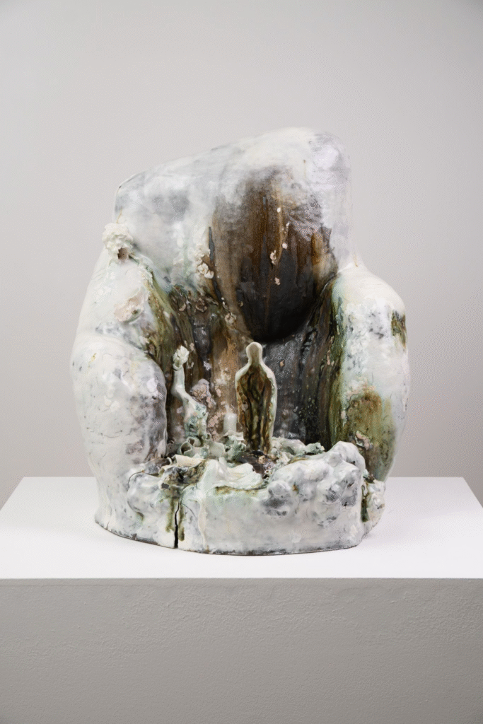 Triển lãm 'Bước Đi Trong Sương' gồm 12 tác phẩm điêu khắc, sắp đặt và nhiếp ảnh