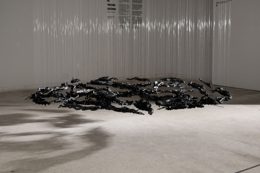 Trong lớp sương mờ, người xem có thể chạm tay vào hơi thở của hồi ức 