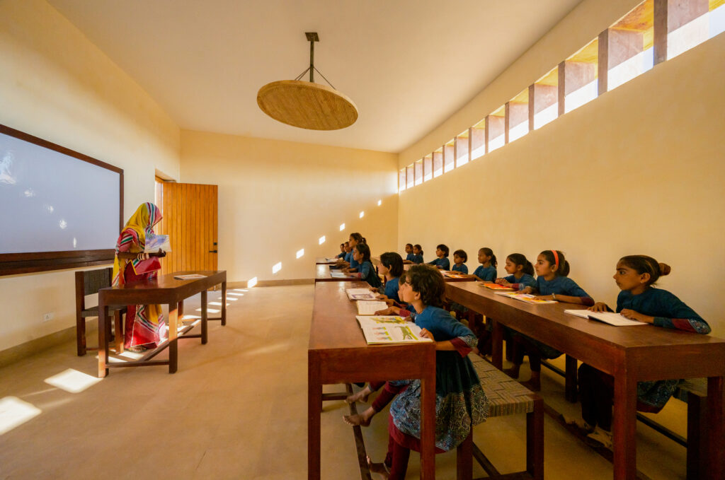 The unique architecture of a school in the heart of the desert 5 Classrooms with spacious and airy interiors.