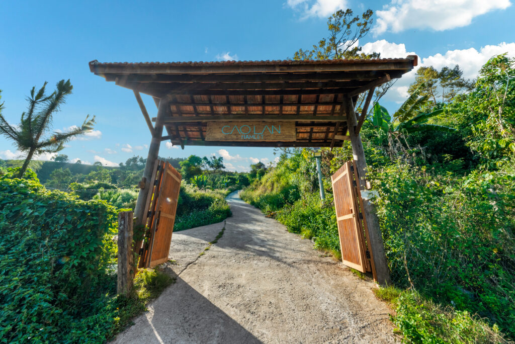 Cổng vào Cao Lan Hamlet.
