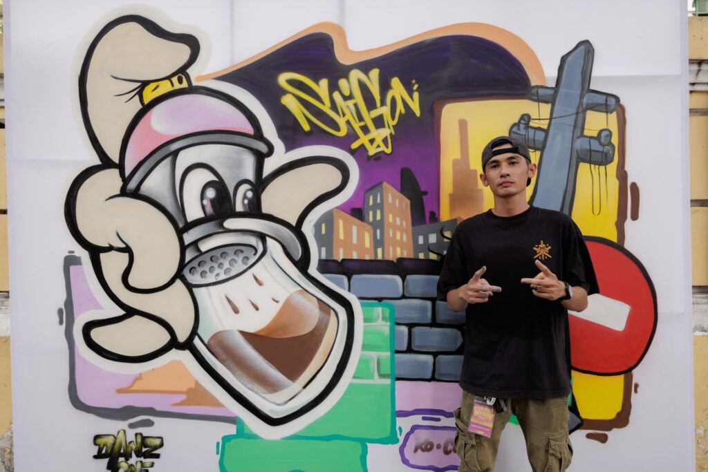 Saigon Urban Street Fest 2025 chính thức quay trở lại với cuộc thi nhảy đường phố 9 Nguyễn Công Danh (DANZ ONE) – Quán quân artLIVE Graffiti Championship 2024 bên tác phẩm của mình tại sự kiện SUSF 2024