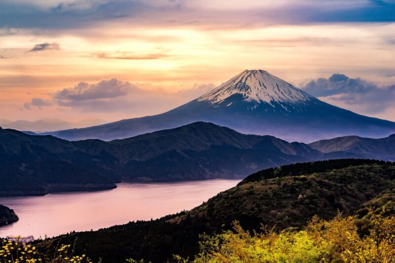 Lake Ashinoko with a stunning view of Mount Fuji. Photo: fromjapan.info