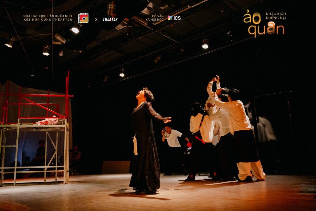 ‘Ảo quan’ - Chỉ yêu thôi liệu có đủ để níu giữ sự sống? 5 Đội ngũ sáng tạo phối hợp nhịp nhàng trên khấu.