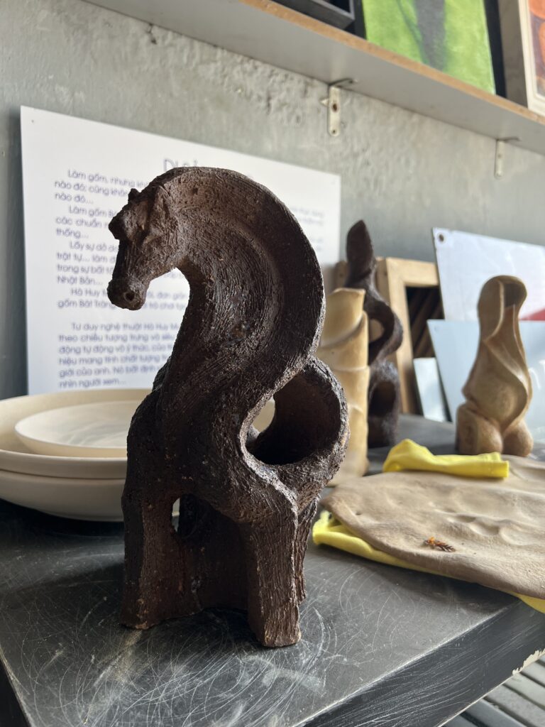 Hai họa sĩ, một hành trình mộng mơ 15 Tạo hình ngựa bằng chất liệu đất thô, không men