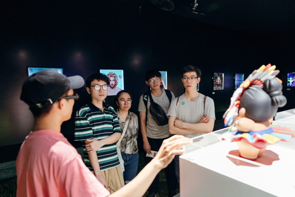 Không gian tranh chuyển động cùng bộ sưu tập 10 bé art-toy Baby Sumo Kō của Koichi thu hút các bạn trẻ