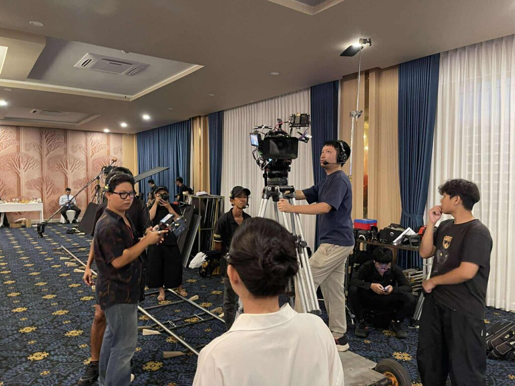 Director Le Hoang with the work "Clatter".