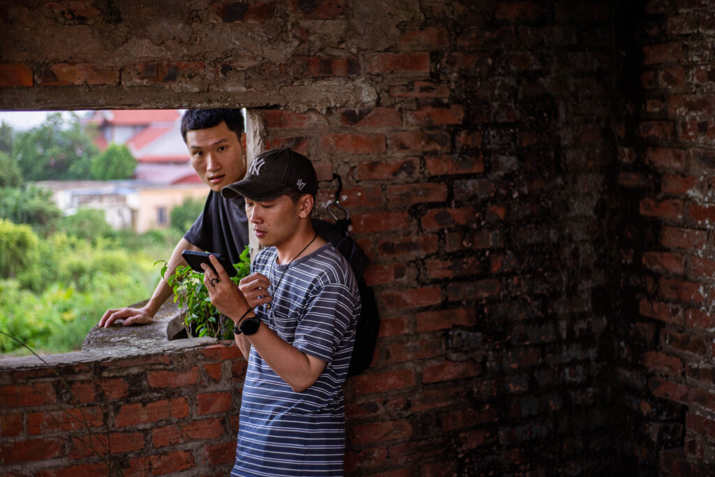 Director Vu Trung Duc with the work “Deep Blue Days”.