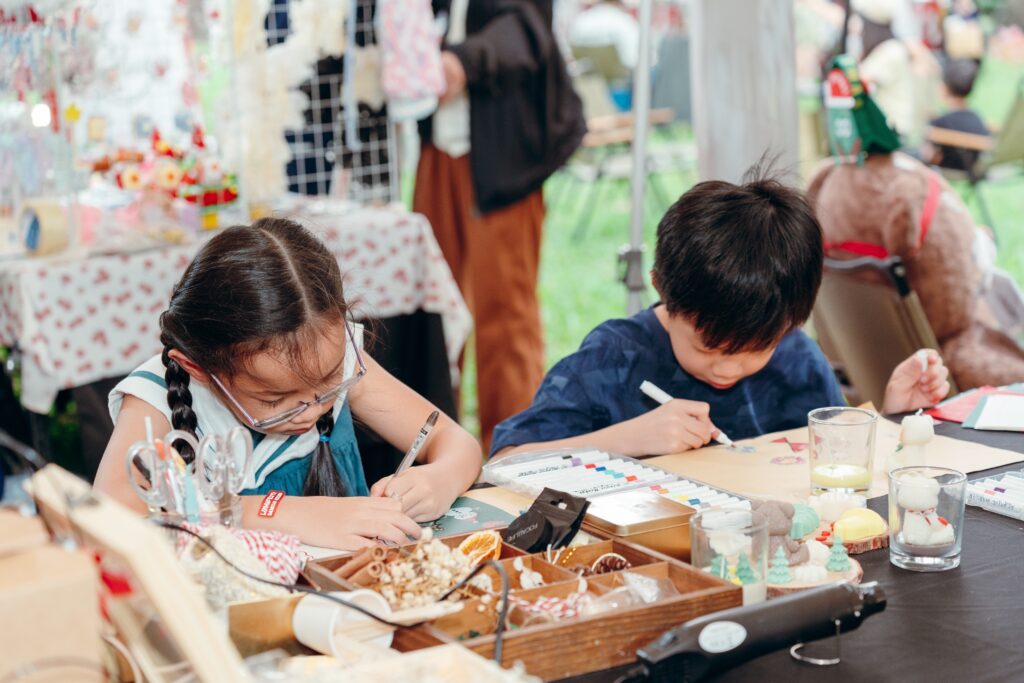 Hoạt động workshop và các gian hàng sticker, đồ len handmade xinh iu hết sức đông vui 