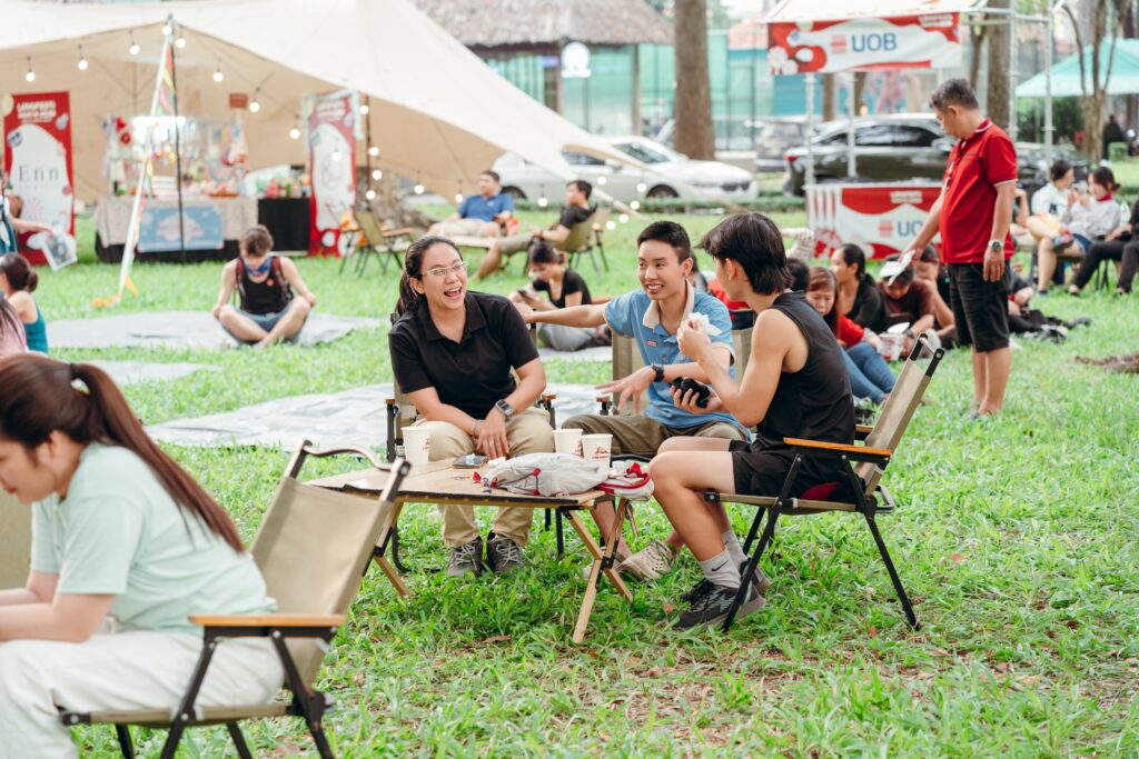 Phút giây mọi người quây quần bên nhau, hòa vào không khí rộn ràng của LumiFesti Saigon 2025