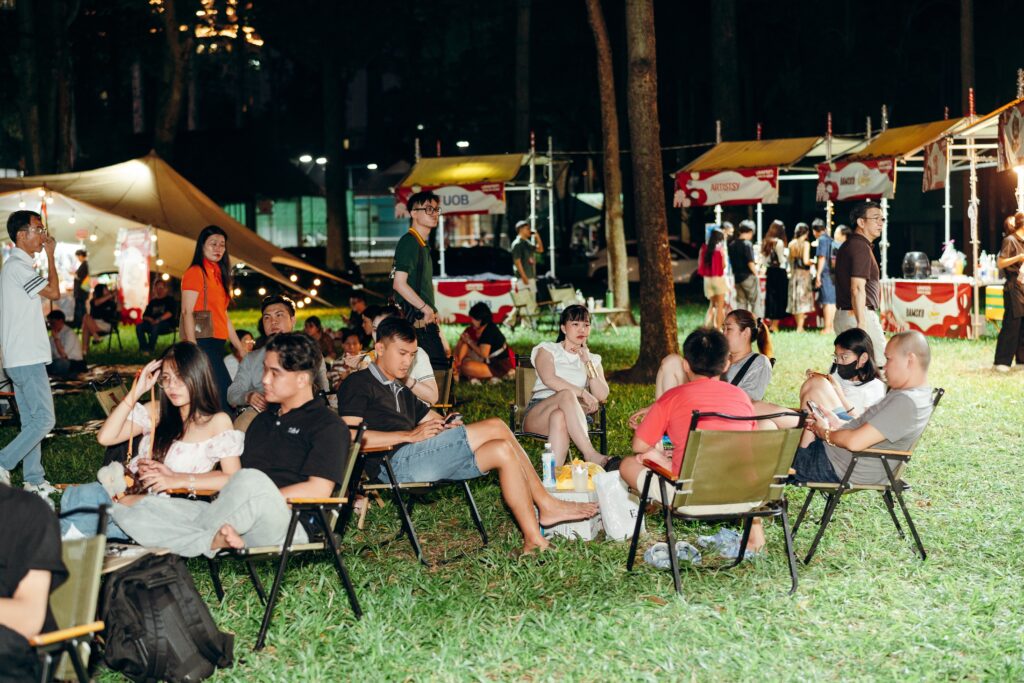 Phút giây mọi người quây quần bên nhau, hòa vào không khí rộn ràng của LumiFesti Saigon 2025