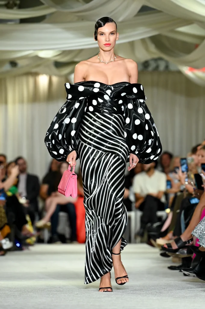 Đâu sẽ là những họa tiết, hoa văn bùng nổ trong năm 2026 (Phần 2) 3 Bước sang năm 2026, chấm bi, kẻ caro và kẻ sọc được dự báo sẽ trở lại bùng nổ hơn. Ảnh: Gilbert Flores/WWD