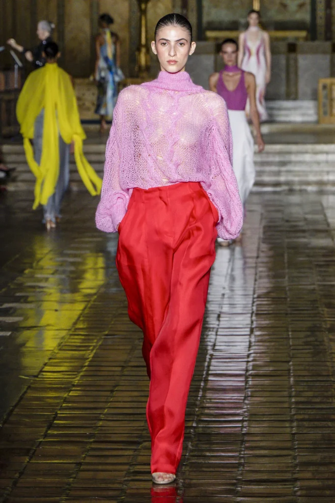 Đâu sẽ là những họa tiết, hoa văn bùng nổ trong năm 2026 (Phần 2) 9 Buổi trình diễn thời trang Ready to Wear Xuân/Hè 2026 của Prabal Gurung. Ảnh: Victor VIRGILE/Gamma-Rapho