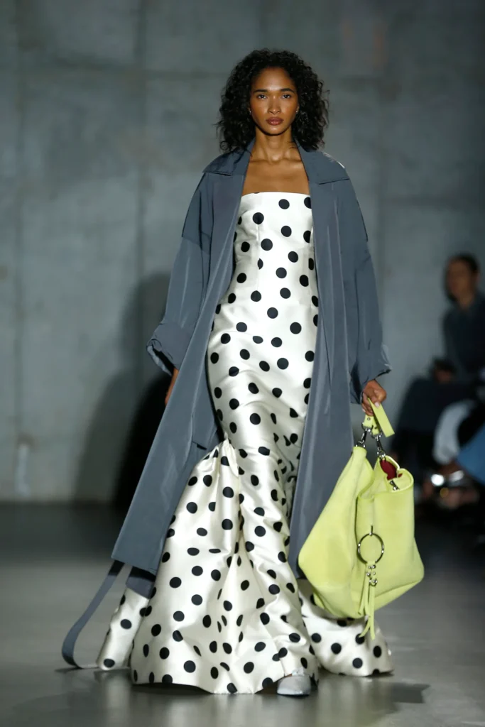 Đâu sẽ là những họa tiết, hoa văn bùng nổ trong năm 2026 (Phần 2) 1 Buổi trình diễn của Bach Mai tại Tuần lễ thời trang New York. Ảnh: John Lamparski/Getty Images