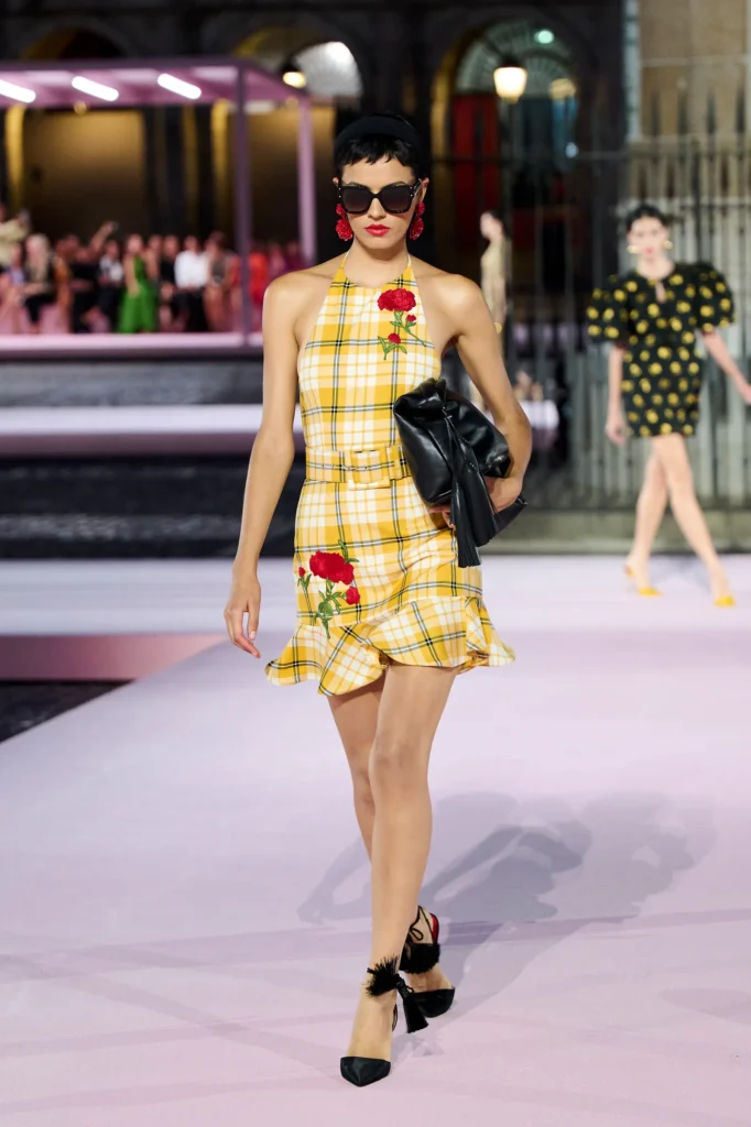 Đâu sẽ là những họa tiết, hoa văn bùng nổ trong năm 2026 (Phần 2) 2 Buổi trình diễn thời trang Xuân/Hè 2026 của Carolina Herrera. Ảnh của Carlos Alvarez/Getty Images