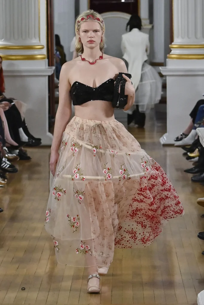 Thiết kế bèo nhún tôn lên vẻ nữ tính trên sàn diễn thời trang Ready to Wear Xuân/Hè 2026 của Simone Rocha. Ảnh : Victor VIRGILE/Gamma-Rapho