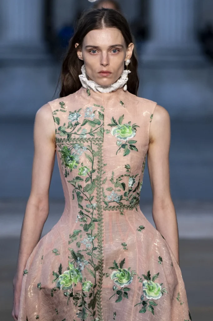 Đâu sẽ là những họa tiết, hoa văn bùng nổ trong năm 2026 (Phần 2) 4 Buổi trình diễn thời trang Erdem Ready to Wear Xuân/Hè 2026. Ảnh: Victor VIRGILE/Gamma-Rapho
