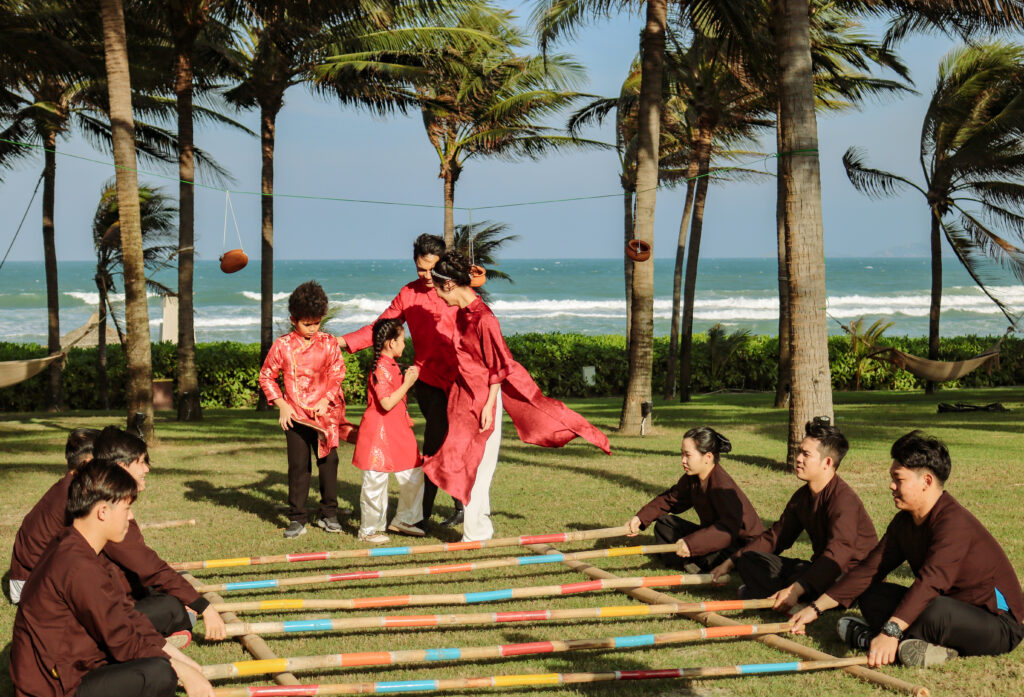 Trò chơi dân gian bên bờ biển.